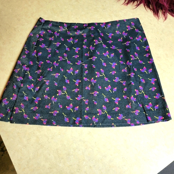 🛒🛍️💥Gently used women size 9/10 express mini skirt cute print great co - Picture 1 of 7